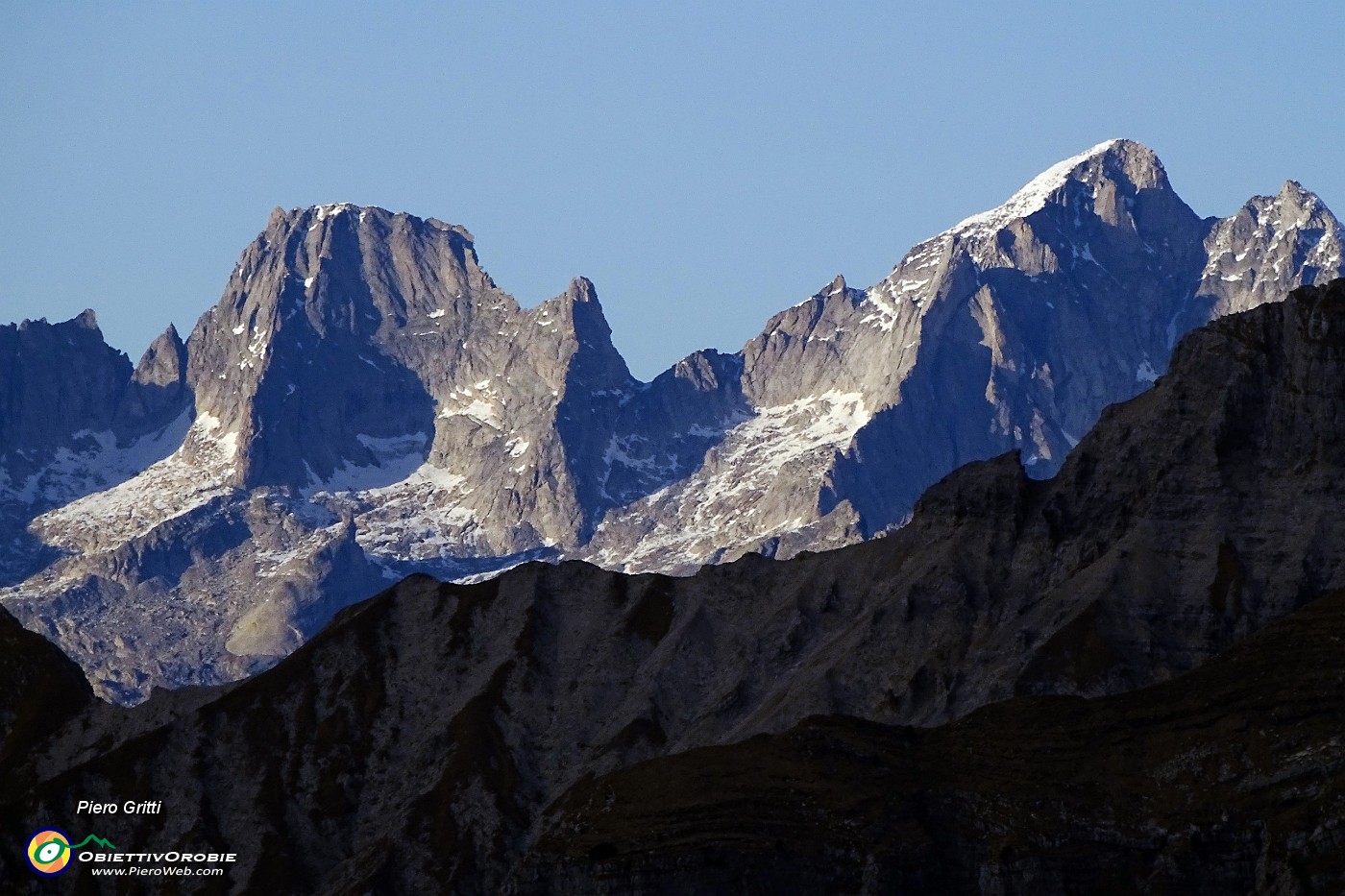 68 Zoom in Badile e Cengalo con cresta Pegherolo in primo piano.JPG -                                